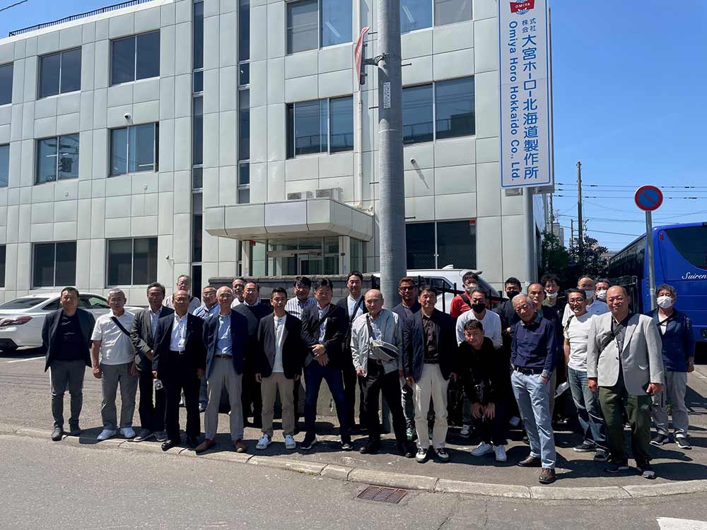 (株)大宮ホーロー北海道製作所前で | 2023年5月 組合創立30周年記念事業 「北海道研修旅行記」を実施 | 広島県安全施設業協同組合